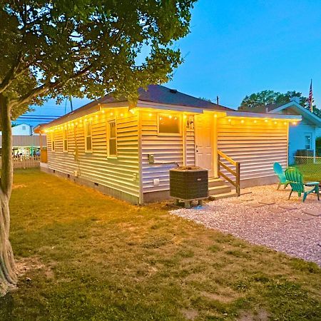 Cottage In Heart Of Colonial Beach, 7 Mins Walk To The Beach Bagian luar foto