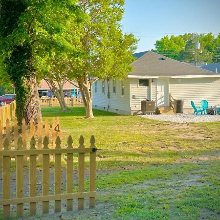 Cottage In Heart Of Colonial Beach, 7 Mins Walk To The Beach Bagian luar foto